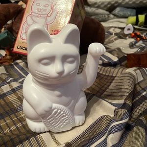 Chinese cat that moves its arm